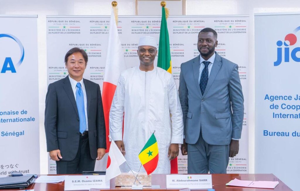 Le vendredi 19 juillet 2024, le Ministre de l'Economie du Plan et de la Coopération M. Abdourahmane SARR a procédé à l'Echange de Notes avec l'Ambassadeur du Japon à Dakar SEM Osamu IZAWA pour un accord de don de 460 millions de yens, près de 2 milliards FCFA, en faveur du programme de déminage humanitaire de la Casamance.